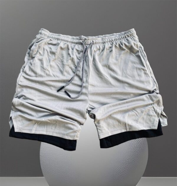 Short gris cendre et noir pour homme – Élégant et confortable, parfait pour les activités décontractées, les sorties en plein air ou les séances de sport.
