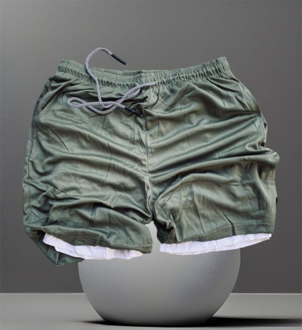 Short vert ciment et blanc pour homme – Élégant et confortable, idéal pour les activités décontractées, les sorties en plein air ou les séances de sport.