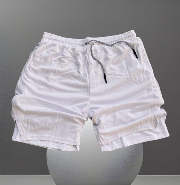 Short blanc pour homme – Élégant et confortable, parfait pour les journées ensoleillées, les activités décontractées ou les séances de sport.