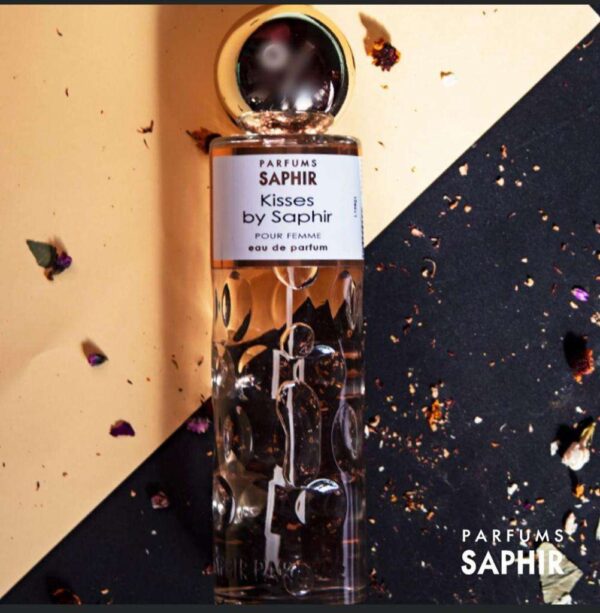 "Saphir Muj Kisses - Eau de Parfum 200ml : Une fragrance sensuelle et captivante qui allie douceur florale et chaleur boisée pour un charme irrésistible."