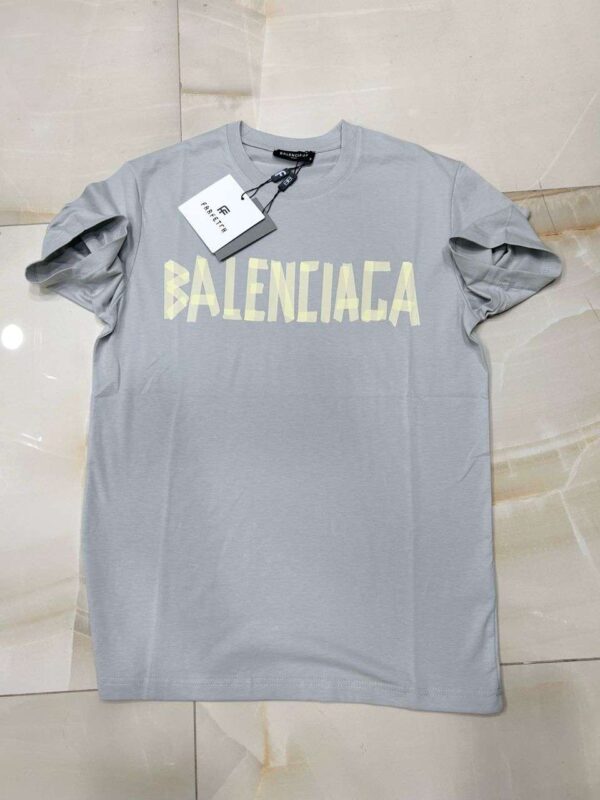 T-Shirt Homme Givenchy Coupe Regular Gris Cendre - Élégance Décontractée et Confort Optimal pour un Look Moderne et Sophistiqué en Toute Saison – Image 6