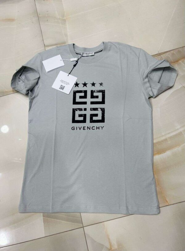 T-Shirt Homme Givenchy Coupe Regular Gris Cendre - Élégance Décontractée et Confort Optimal pour un Look Moderne et Sophistiqué en Toute Saison