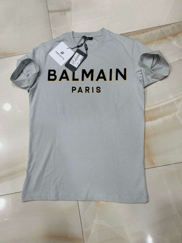 T-Shirt Homme Givenchy Coupe Regular Gris Cendre - Élégance Décontractée et Confort Optimal pour un Look Moderne et Sophistiqué en Toute Saison – Image 2