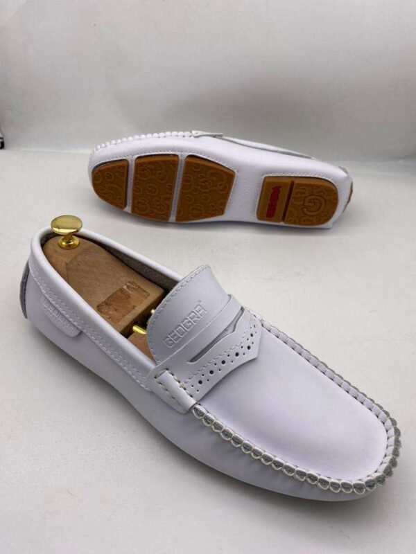 Mocassins pour hommes : élégance et confort en toutes circonstances. Parfaits pour un style raffiné au bureau ou en sortie, avec un design classique intemporel.