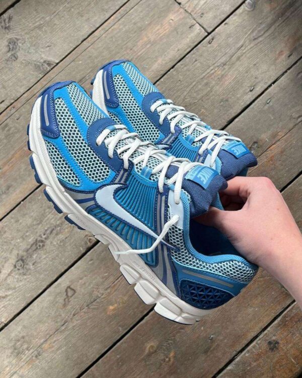 Nike Zoom Vomero 5 : performance et style réunis. Idéales pour la course ou le quotidien, ces chaussures offrent confort, amorti et un look moderne.