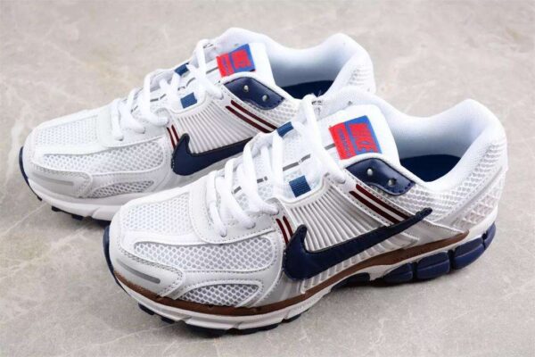 Nike Zoom Vomero 5 : performance et style réunis. Idéales pour la course ou le quotidien, ces chaussures offrent confort, amorti et un look moderne. – Image 4