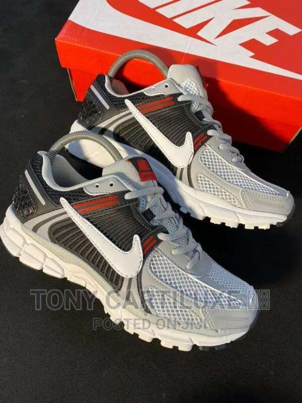 Nike Zoom Vomero 5 : performance et style réunis. Idéales pour la course ou le quotidien, ces chaussures offrent confort, amorti et un look moderne. – Image 3