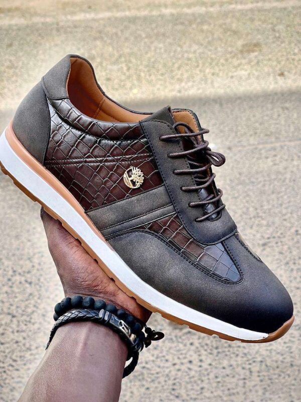 Mocassins élégants pour hommes : style intemporel et confort inégalé. Parfaits pour le travail ou les sorties décontractées, ils s’adaptent à toutes vos tenues.