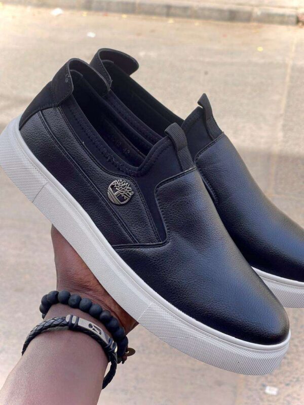 Chaussures baladeuses en cuir pour hommes : confort et style pour toutes vos aventures. Parfaites pour la randonnée ou les promenades en ville, alliant durabilité et esthétique.