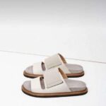 Sandale Plate blanche pour Homme - Confortable et Élégante, Parfaite pour les Journées d'Été, les Sorties Décontractées et les Vacances