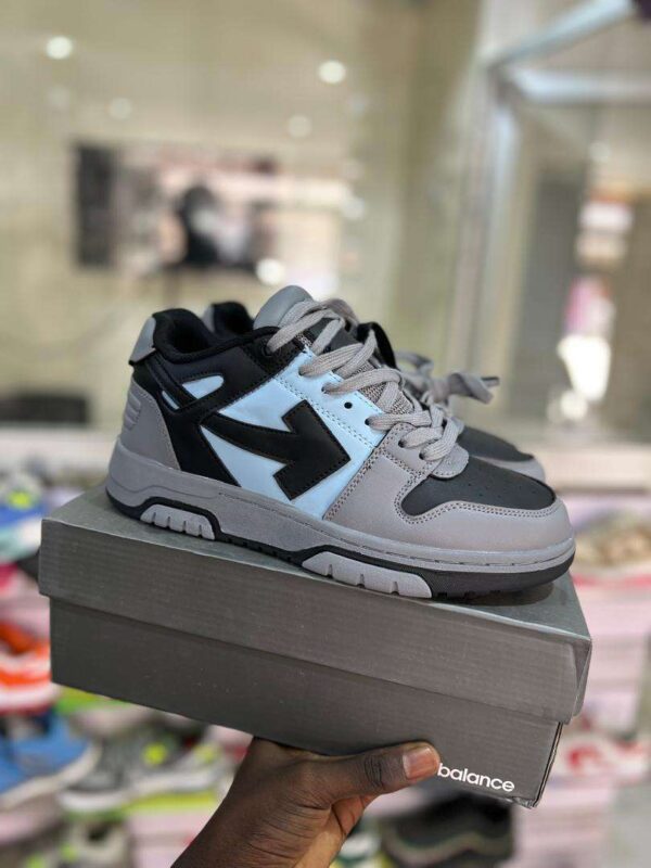 Sneakers Urban Style - Modèle Noir et Blanc avec Détails Orange, Confort Optimal, Idéal pour le Sport et la Vie Quotidienne, Design Moderne et Tendance. – Image 2