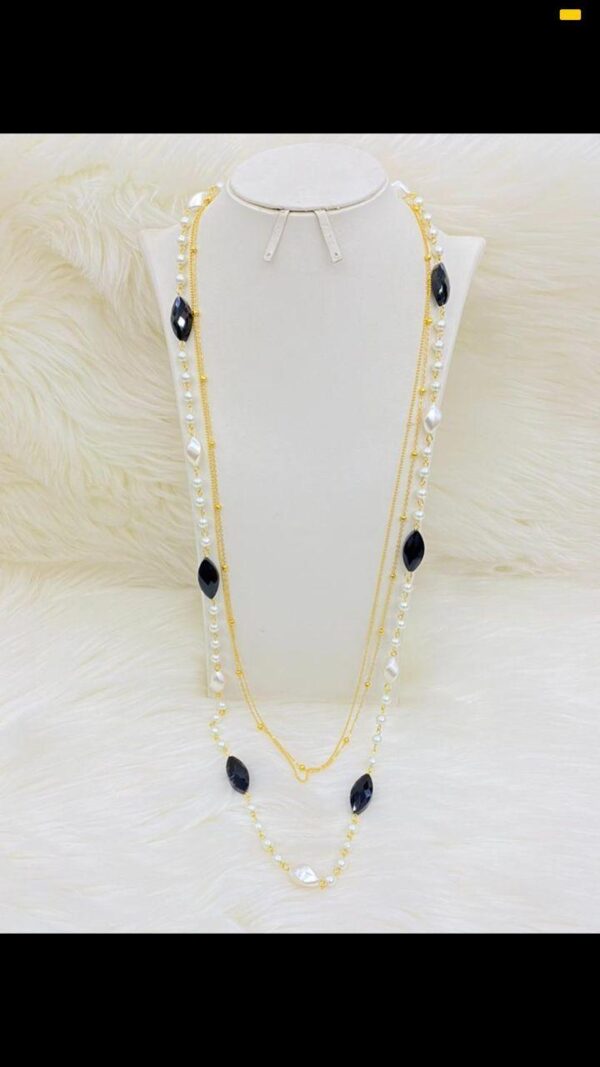 Collier Sautoir en Couches : Élégance Superposée pour un Style Unique. Accessoire tendance, parfait pour rehausser votre look au quotidien et en soirée.