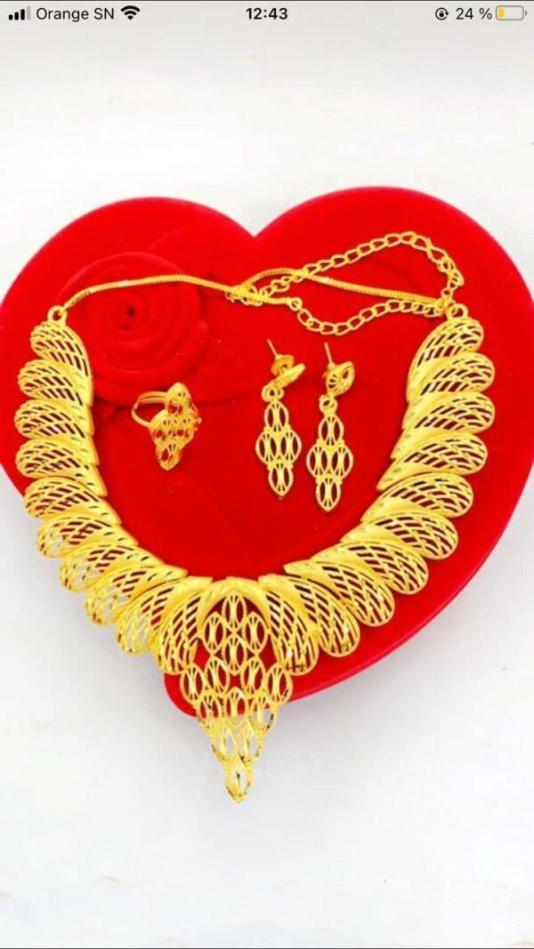 Parure Plaqué Or Indian 2 Grammes : Chic et Éclatante, cette parure en plaqué or rehausse votre élégance tout en offrant une touche ethnique unique.