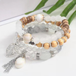 Bracelets avec Charm Feuille, Lot de 4 – Design Élégant avec Perles et Breloques, Idéal pour Accessoiriser Vos Tenues avec un Style Naturel et Bohème.