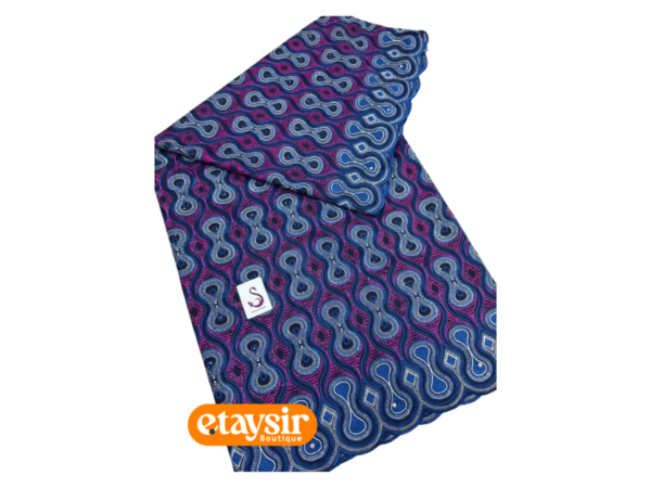 Tissu Brodé – Motif Ondulé Bleu et Fuchsia