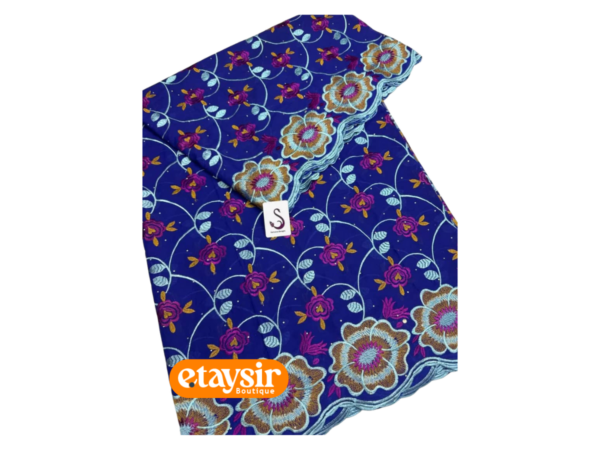 Tissu Riche Brodé – Bleu Royal à Fleurs Multicolores