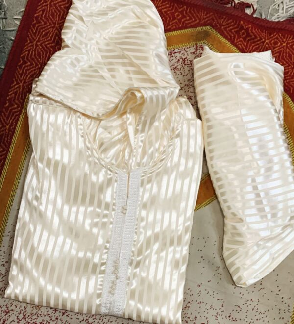 Djellaba Homme Satin Rayé – Éclat et Élégance
